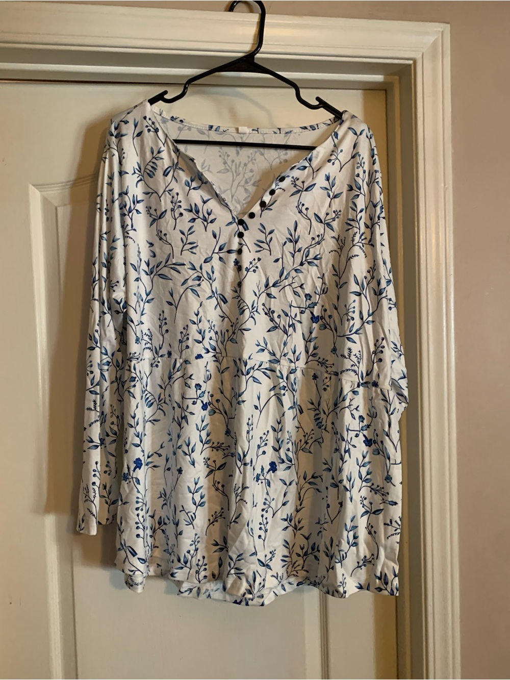 Women's White Floral V-Neck Long Sleeve Top